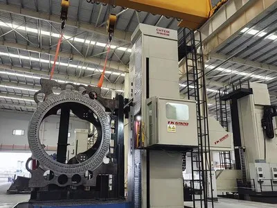 Фрезерно-расточной станок с ЧПУ напольного типа