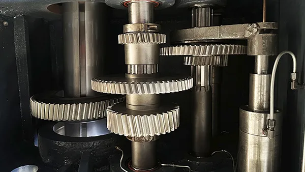 Устройство для устранения двойного зубчатого зазора (привод сдвига и закрепления)