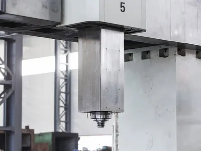 Фрезерно-расточный станок портального типа (подвижная траверса, неподвижный стол)